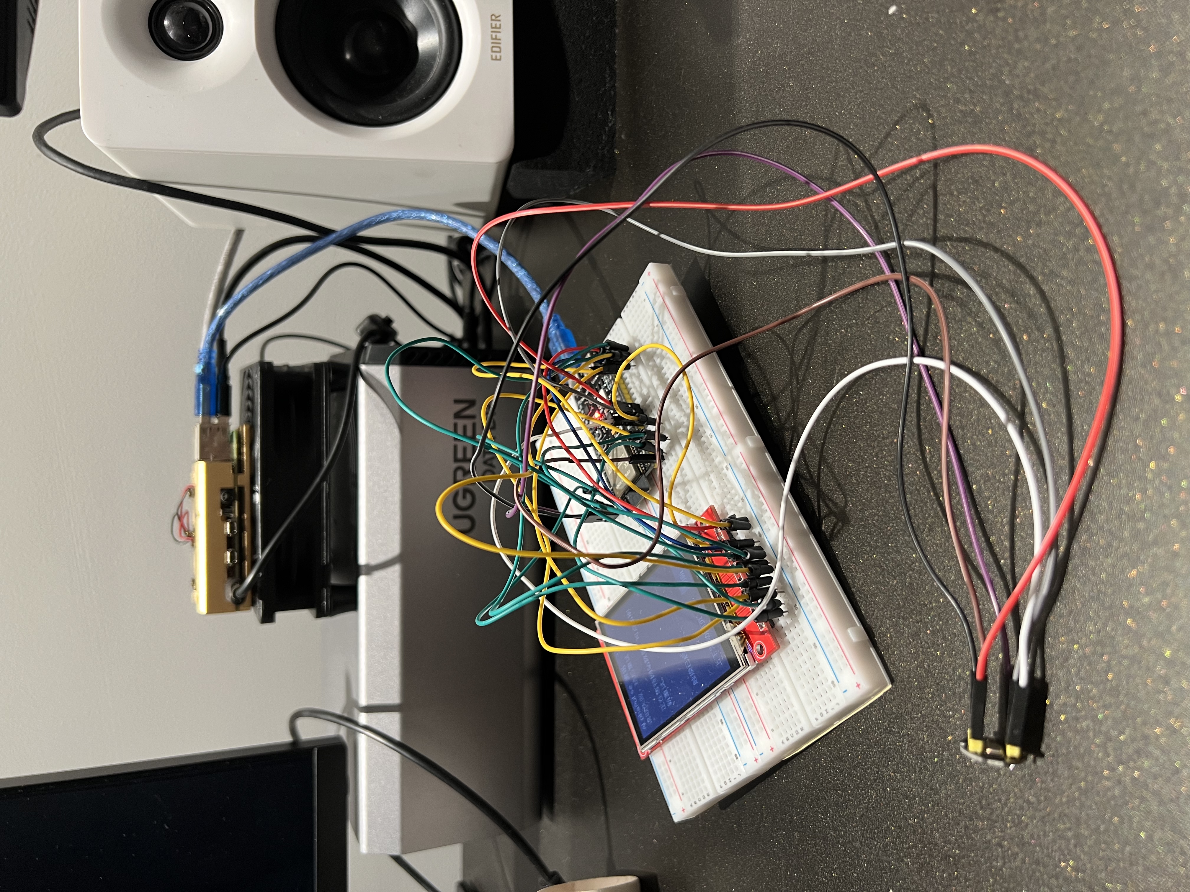 树莓派旁的 ESP32-S3 与 TFT 面包板